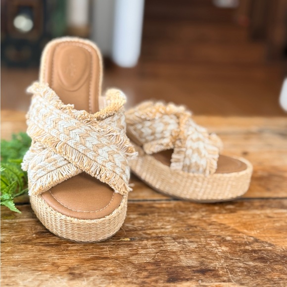 Universal Thread Shoes - Universal Threads Women's Tan Woven Platform Sandals